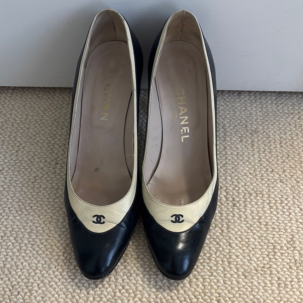 Vintage CHANEL Two-Tone navy and Cream Heels
